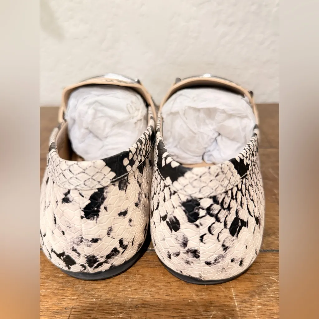 Enzo Angiolini Women's
Snakeskin Loafers size 7 great condition - Image 2