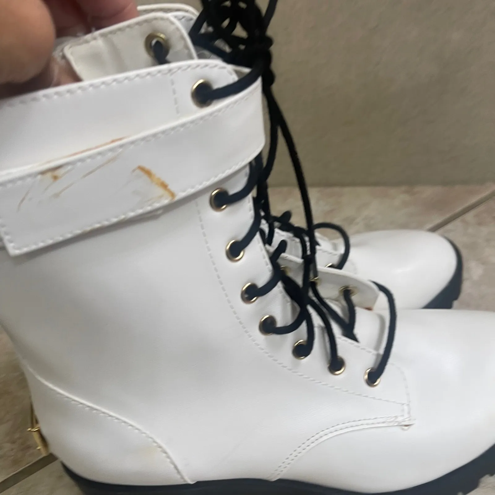 Juicy Couture White Combat Boots Gold Logo Lace Up Buckle Lug Sole Womens Sz 7 - Image 4