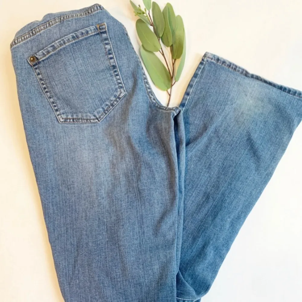 Liz Lange maternity jeans 6 boot cut med wash - Image 3