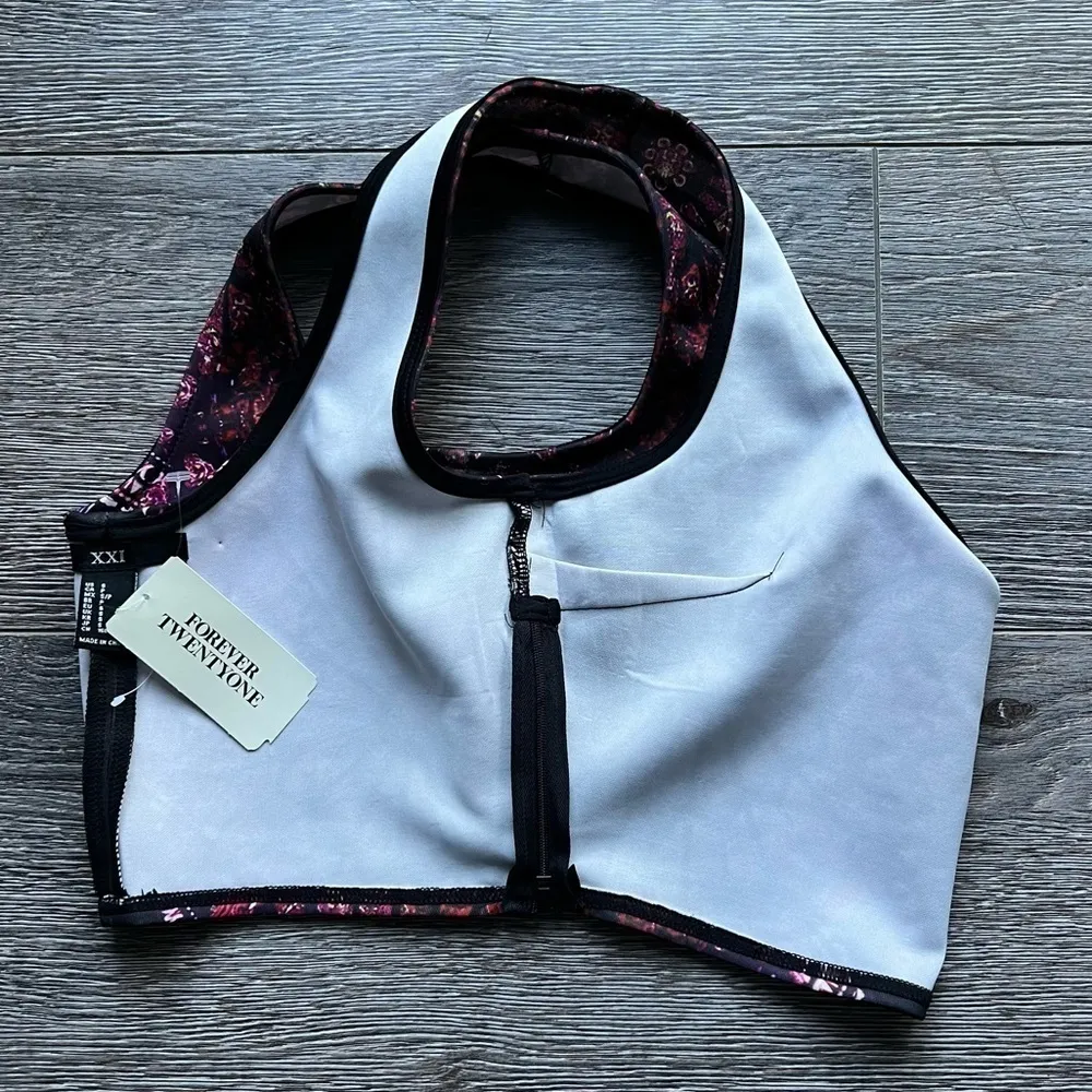 Forever 21 Red and Black Kaleidoscope Crop Top Small - Image 4