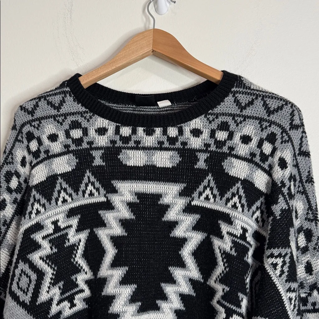 Urban Outfitters BDG Black and Gray Geometric Aztec Crewneck Hi-Lo Sweater sz S - Image 3