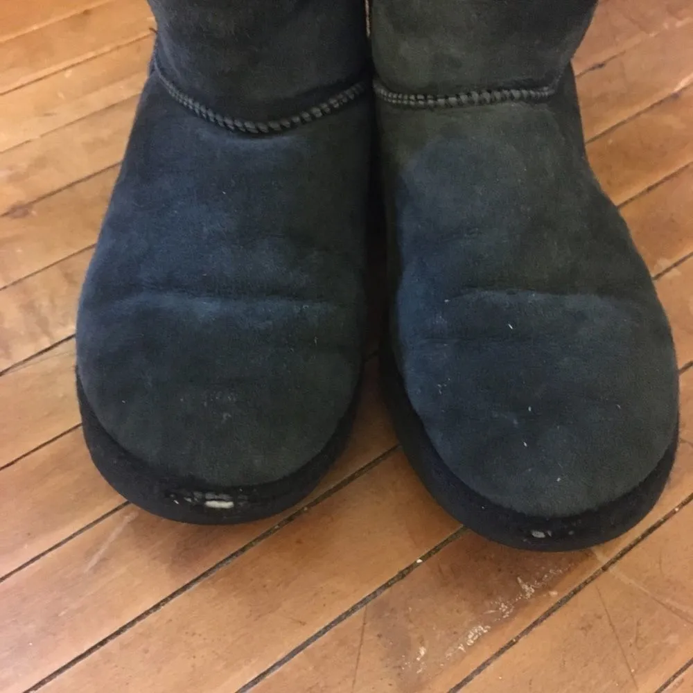 Uggs shearling lined boots with bows in the back - Image 7