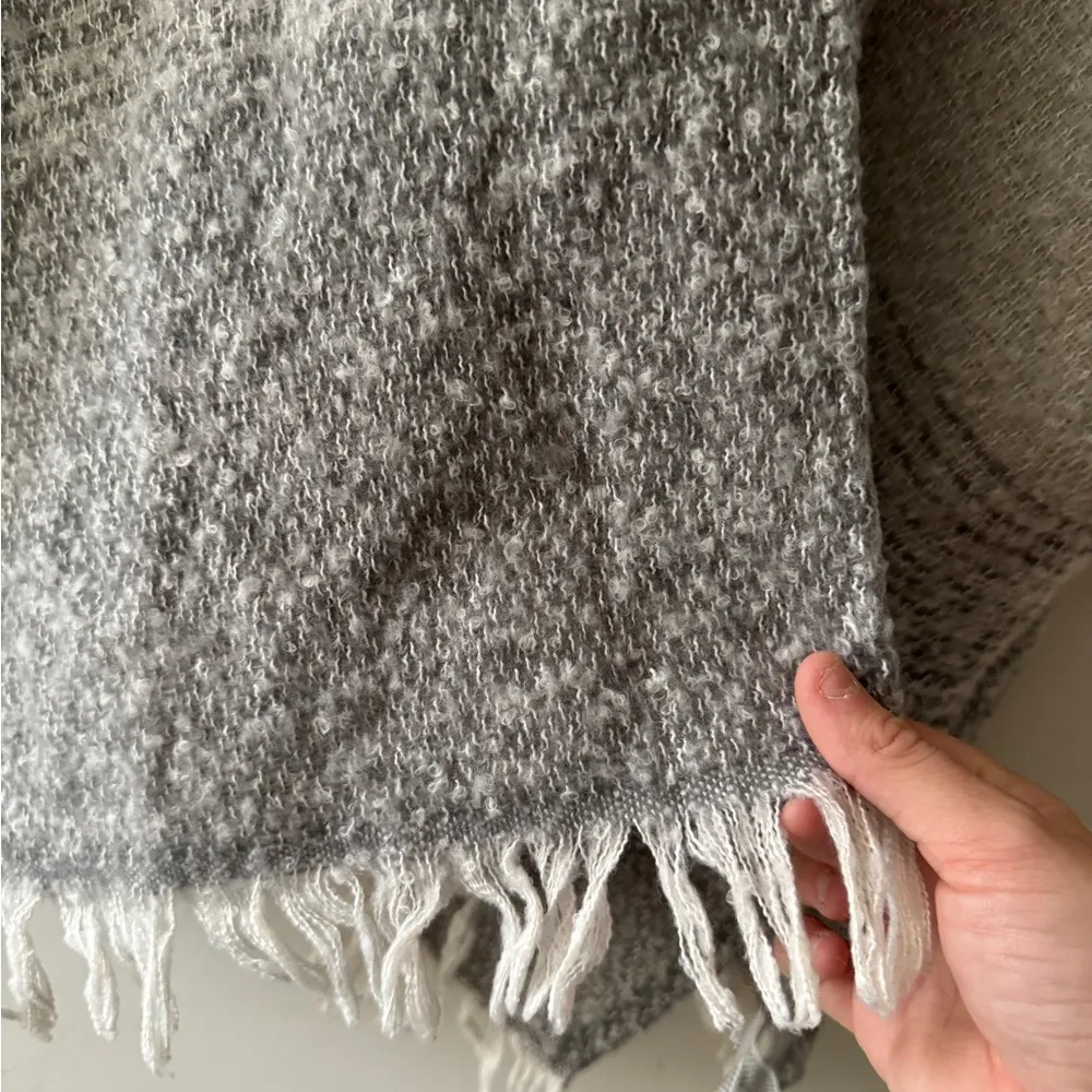 American Eagle Soft Shawl Poncho Wrap Sweater Cardigan Gray Cream Ombre Fringe - Image 3