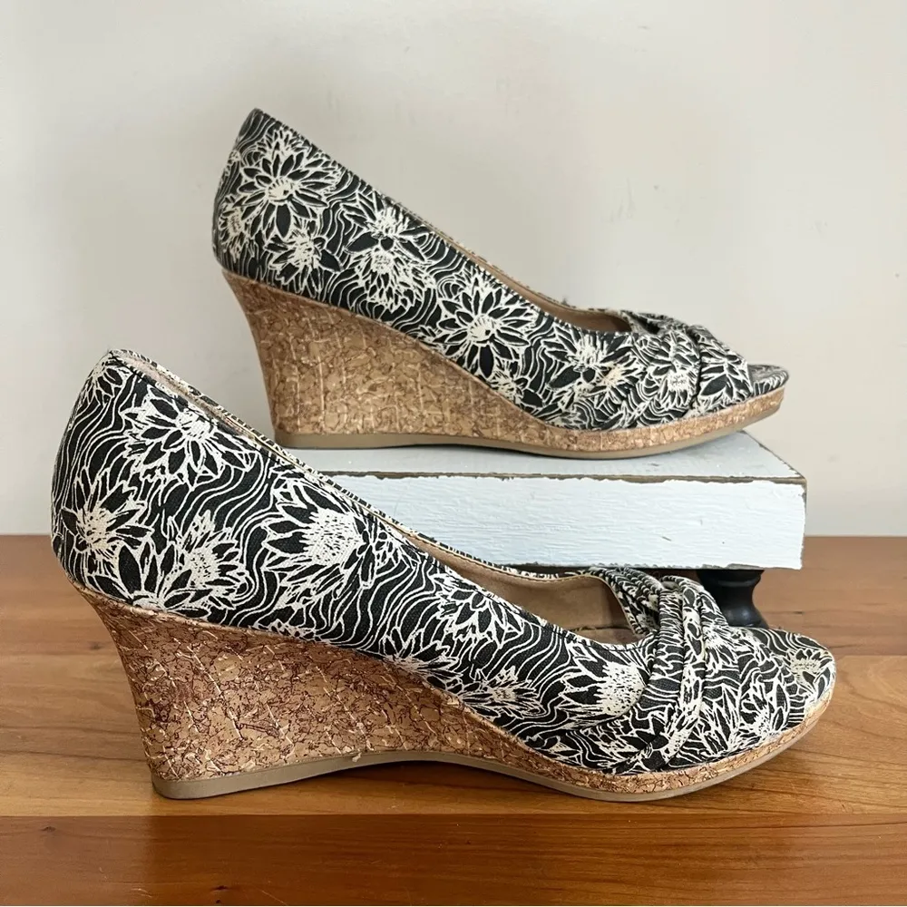 Dexflex Comfort Womens Black White Floral Canvas Peep Toe Cork‎ Wedges Size 7 W - Image 2