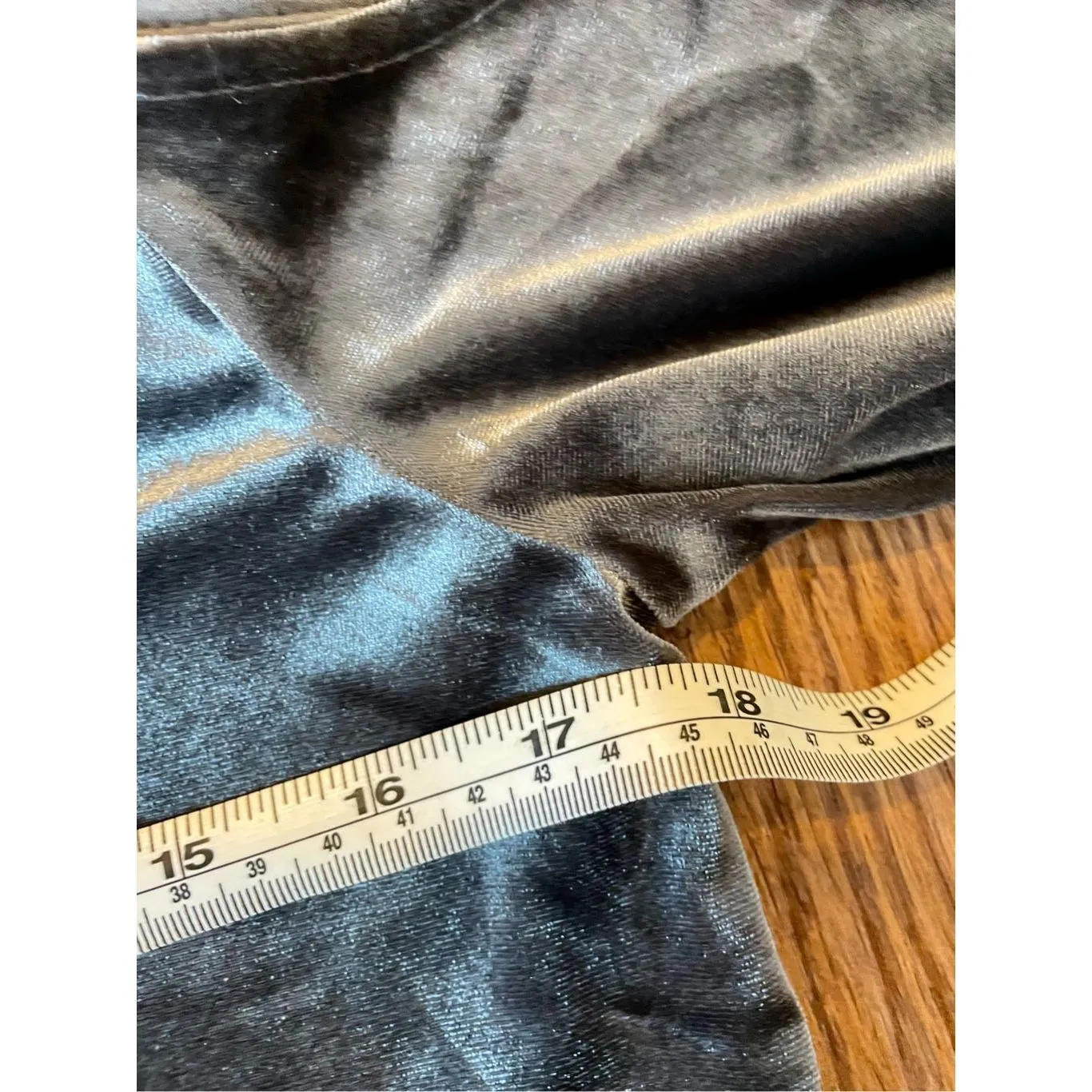 One clothing NWT velvet cold shoulder top medium - Image 10