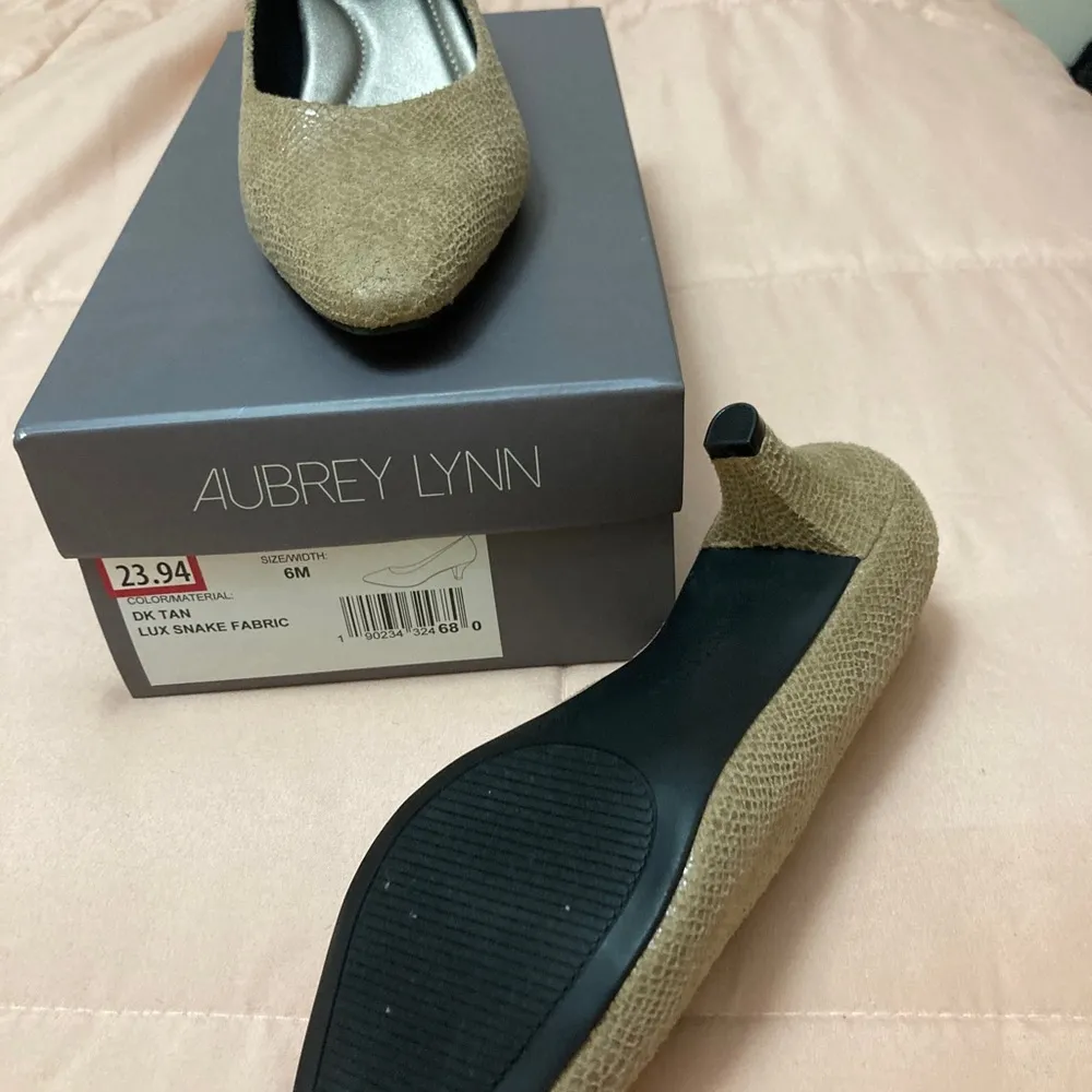 Aubrey Lynn Snakeskin Kitten Heels Tan Size 6 - Image 3