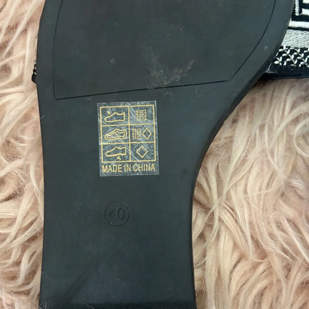 Stylish Black and White Women's Slide Sandals Size 9 - Image 2