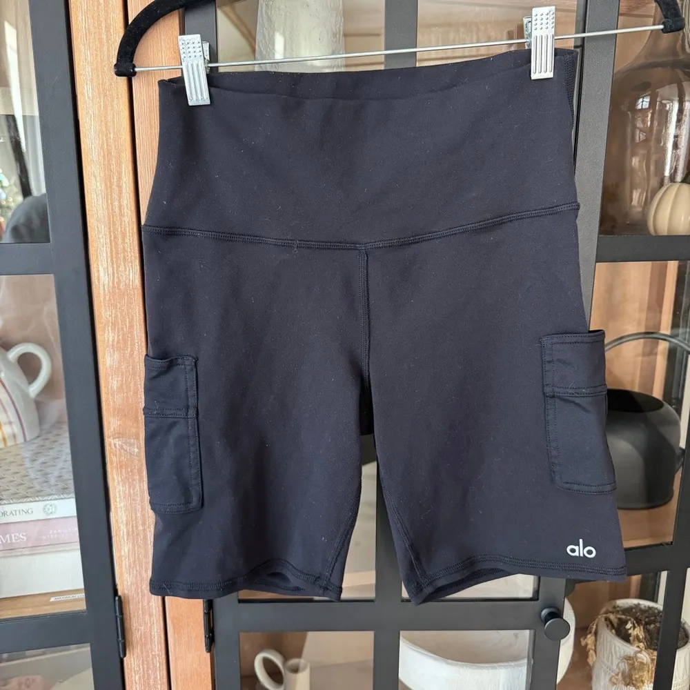 Alo Yoga Biker Shorts High rise Waist Cargo pockets Black 7” Inseam workout - Image 2