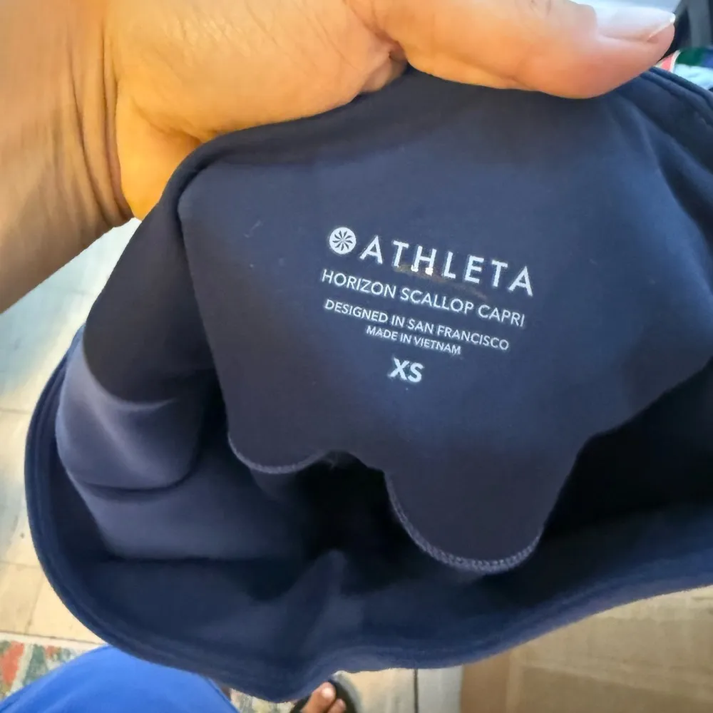 Athleta Blue Two Tone Horizon Scallop Capri Leggings - Image 3