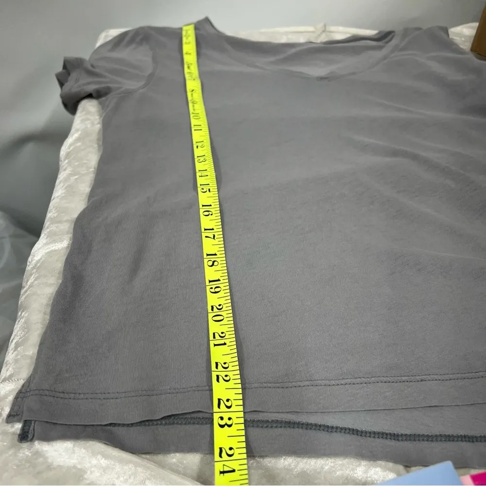 Lululemon size 6 Gray V-Neck Women's Top FLAWED - Image 8
