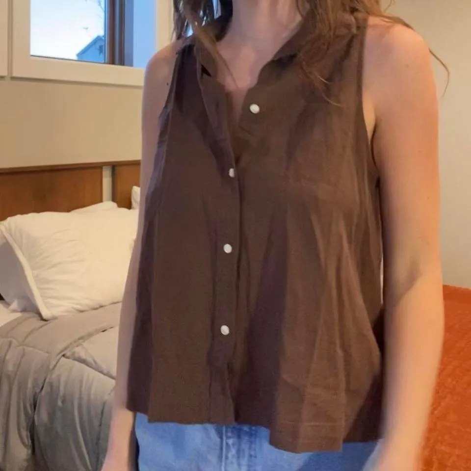 ✨NWT✨ GAP brown button up tank top 🔥 - Image 2
