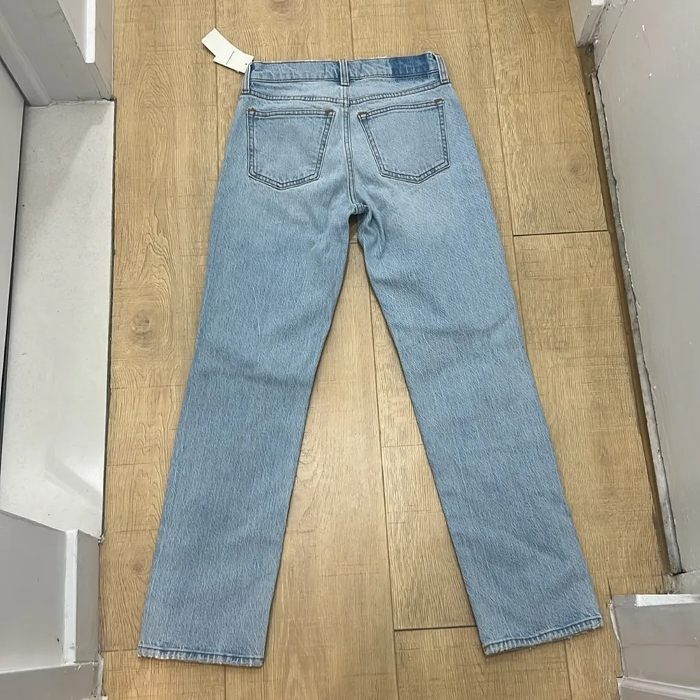 NWT Abercrombie 90s Straight Mid Rise Light Washed Ripped Jean - Image 5