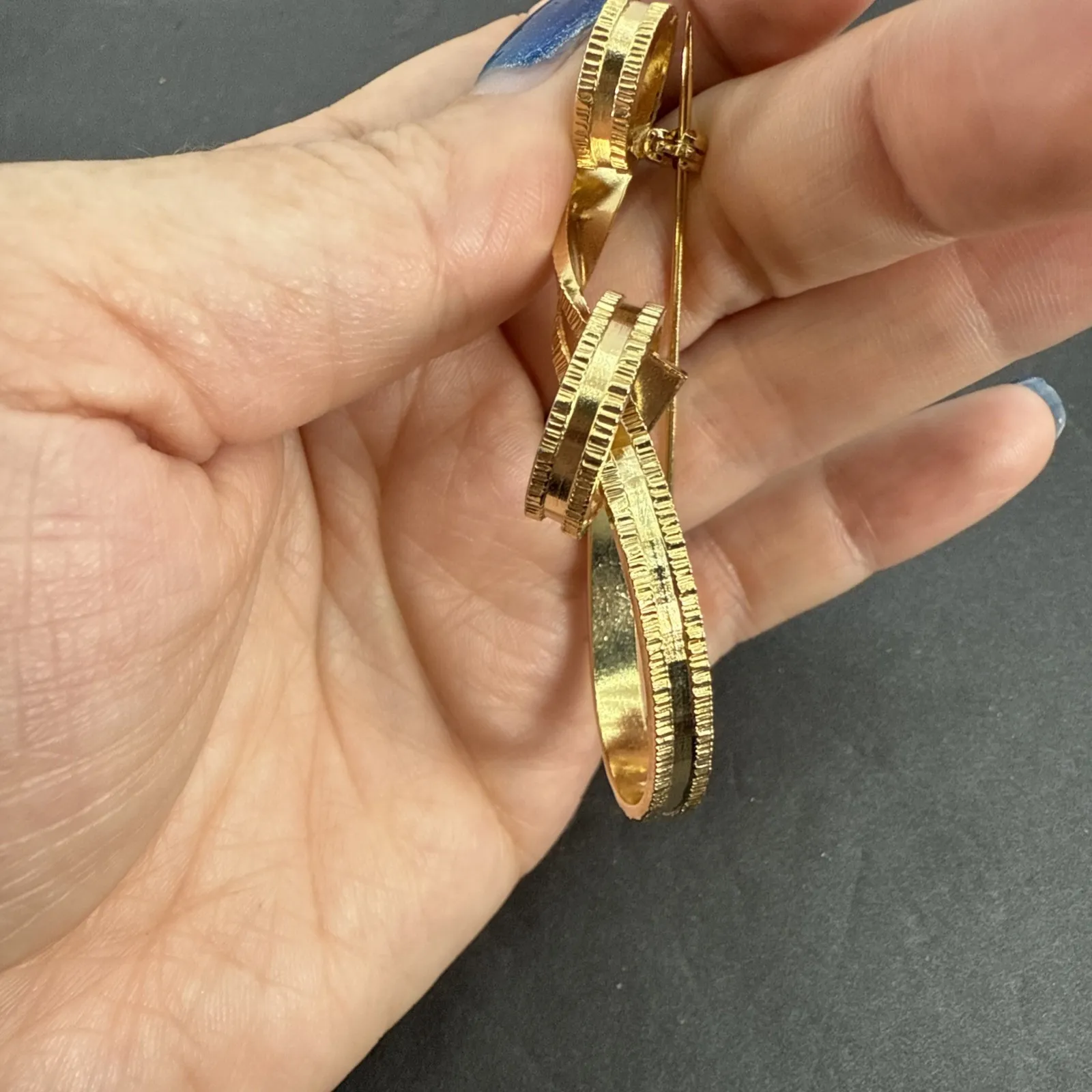 HUGE Vintage 40's Textured Gold Tone 2.5" Art Deco Swirl Design Brooch - Image 4