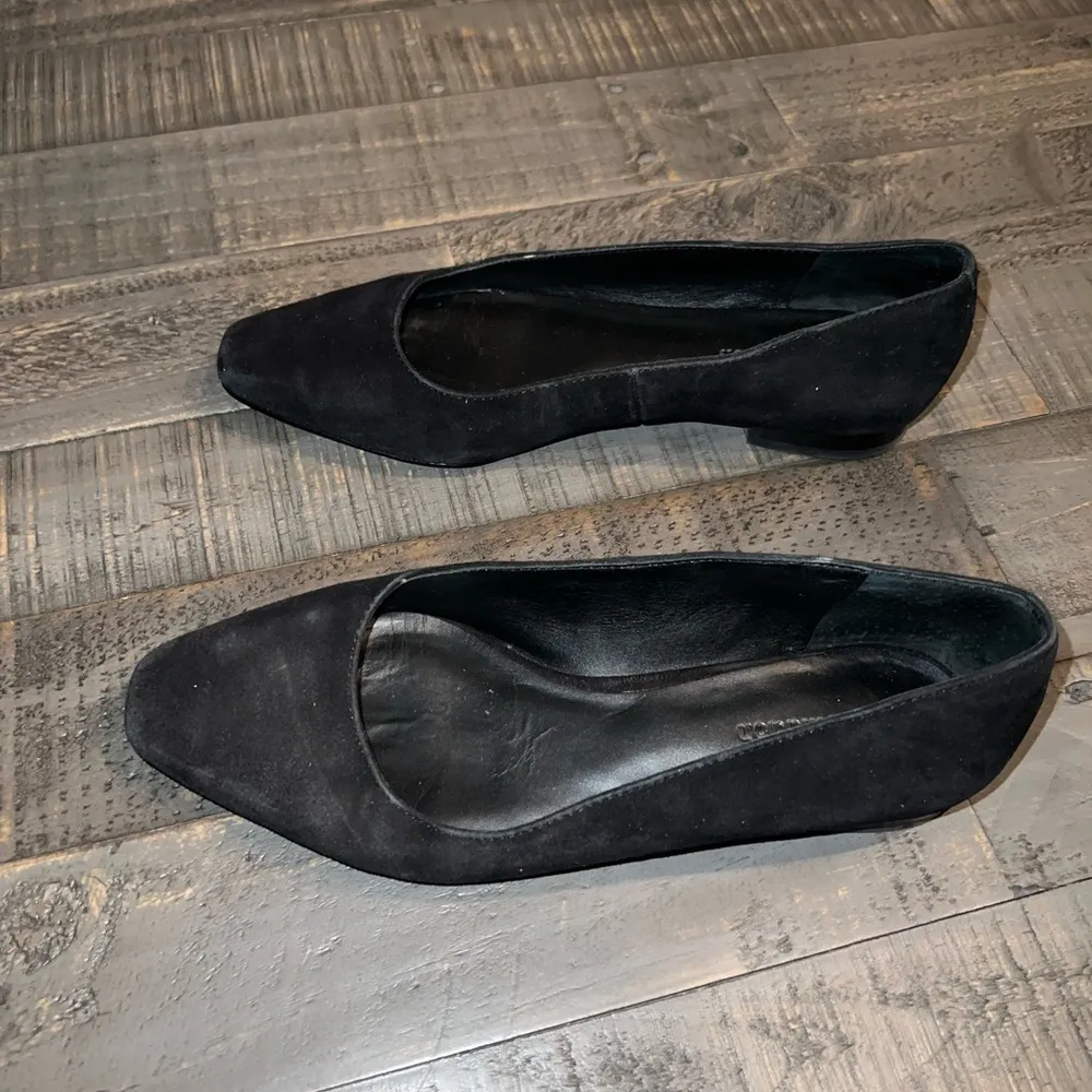 Reformation‎ Black Suede Flats Size 6.5 - Image 2