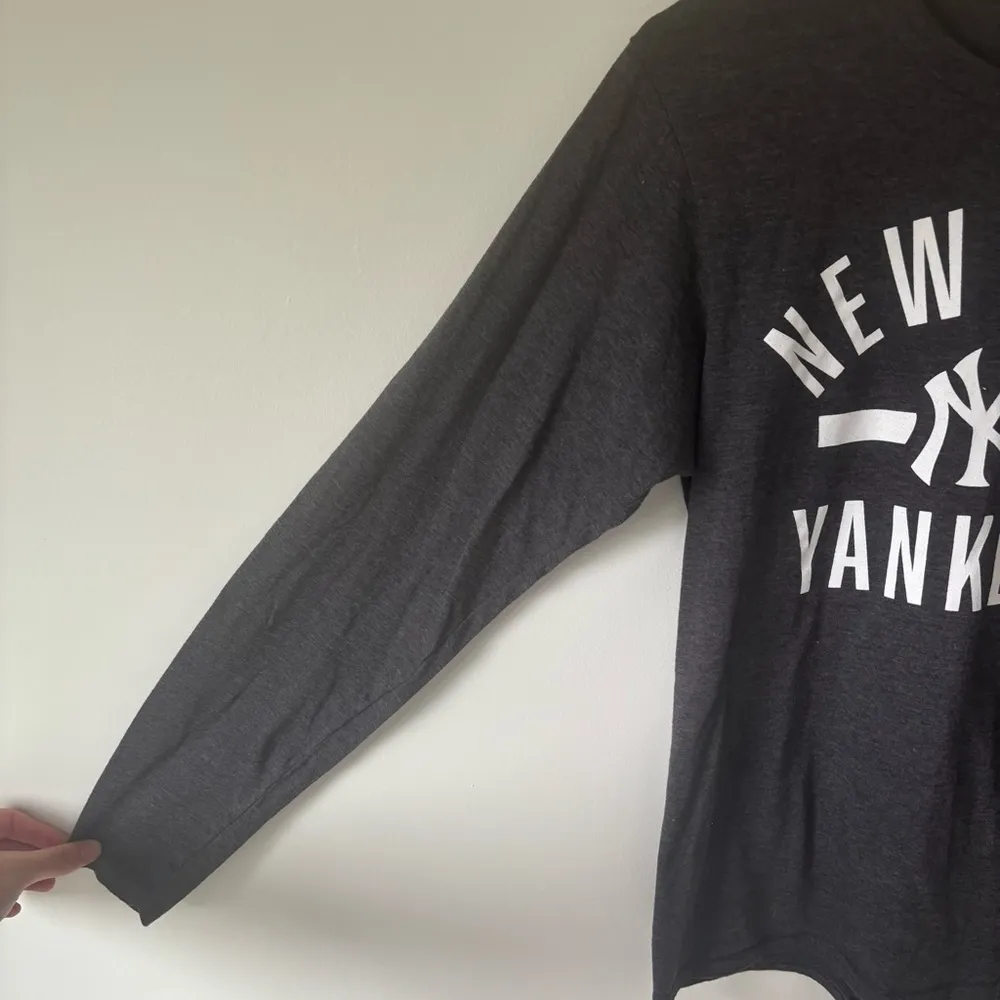 New York Yankees MLB Fanatics Long Sleeves Grey T Shirt Baseball Sports Athletic - Image 3