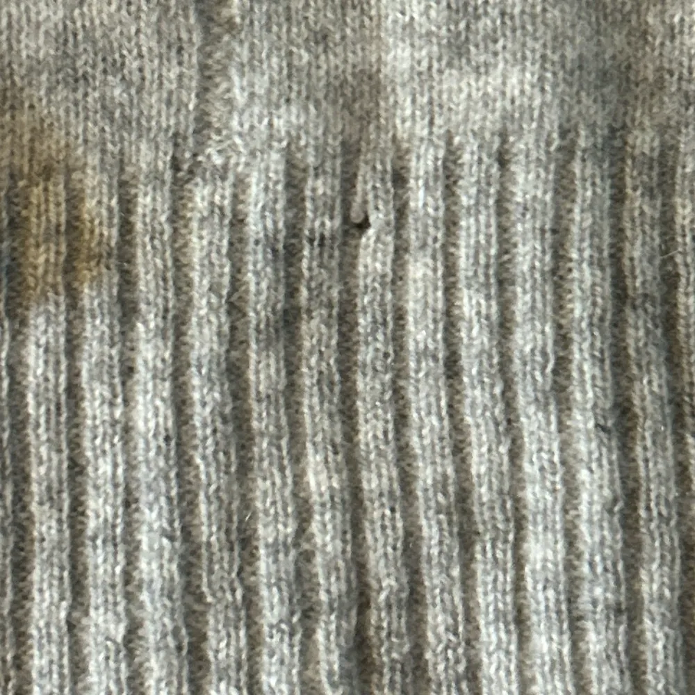 WHITE + WARREN
Women's Essential Cashmere V - Image 5