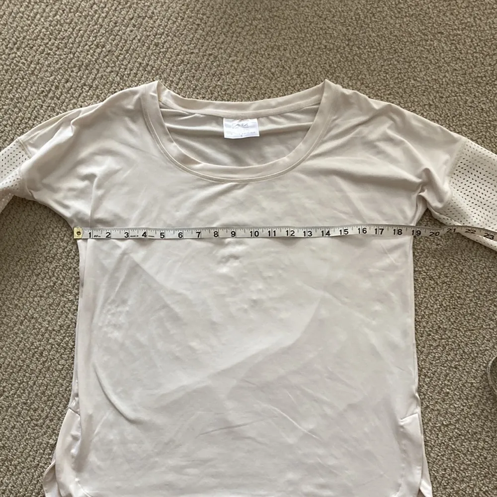 CALIA Carrie Underwood Special Edition Cream Perforated Athleisure Top Like New - Image 7