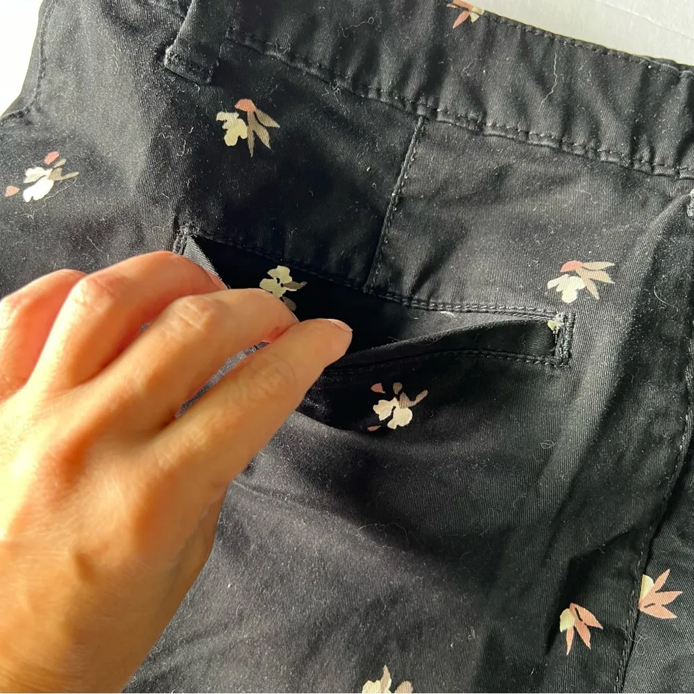A new day dainty floral stretch chino shorts black size 10 - Image 9