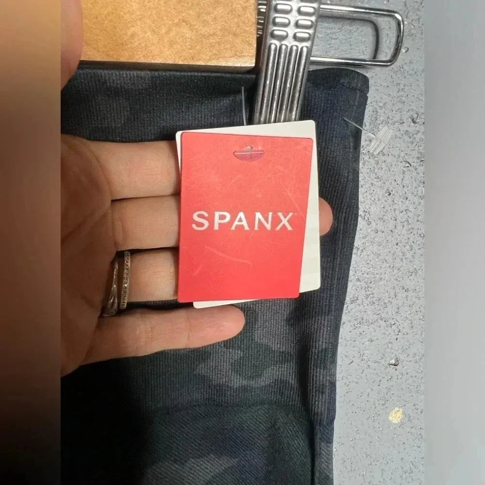 SPANX NWT Look At Me Now Seamless Leggings Camo.  Size Medium - Image 5