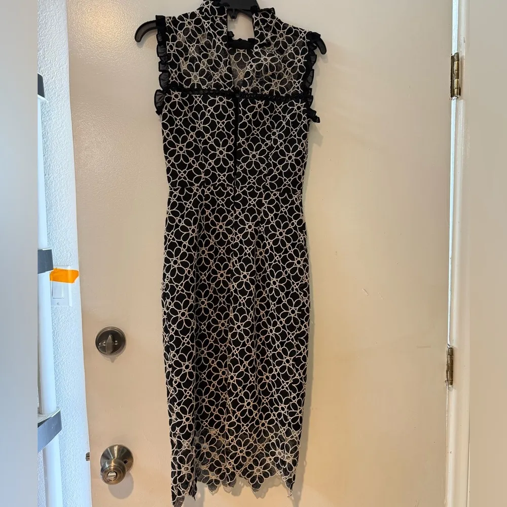 ML Monique Lhuillier 
Ivory Lace Sheath - Image 6