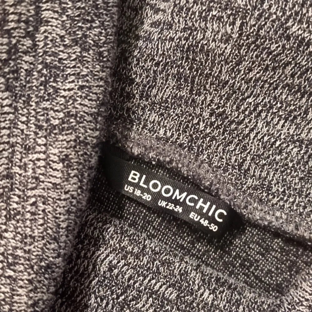 Bloomchic Gray Top Size 18 - Image 3