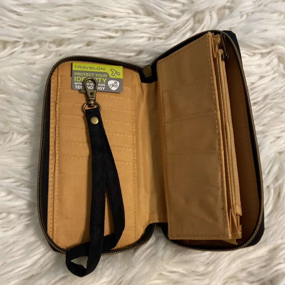 Travelon Black RFID Secure Wallet see all photos brand new - Image 6