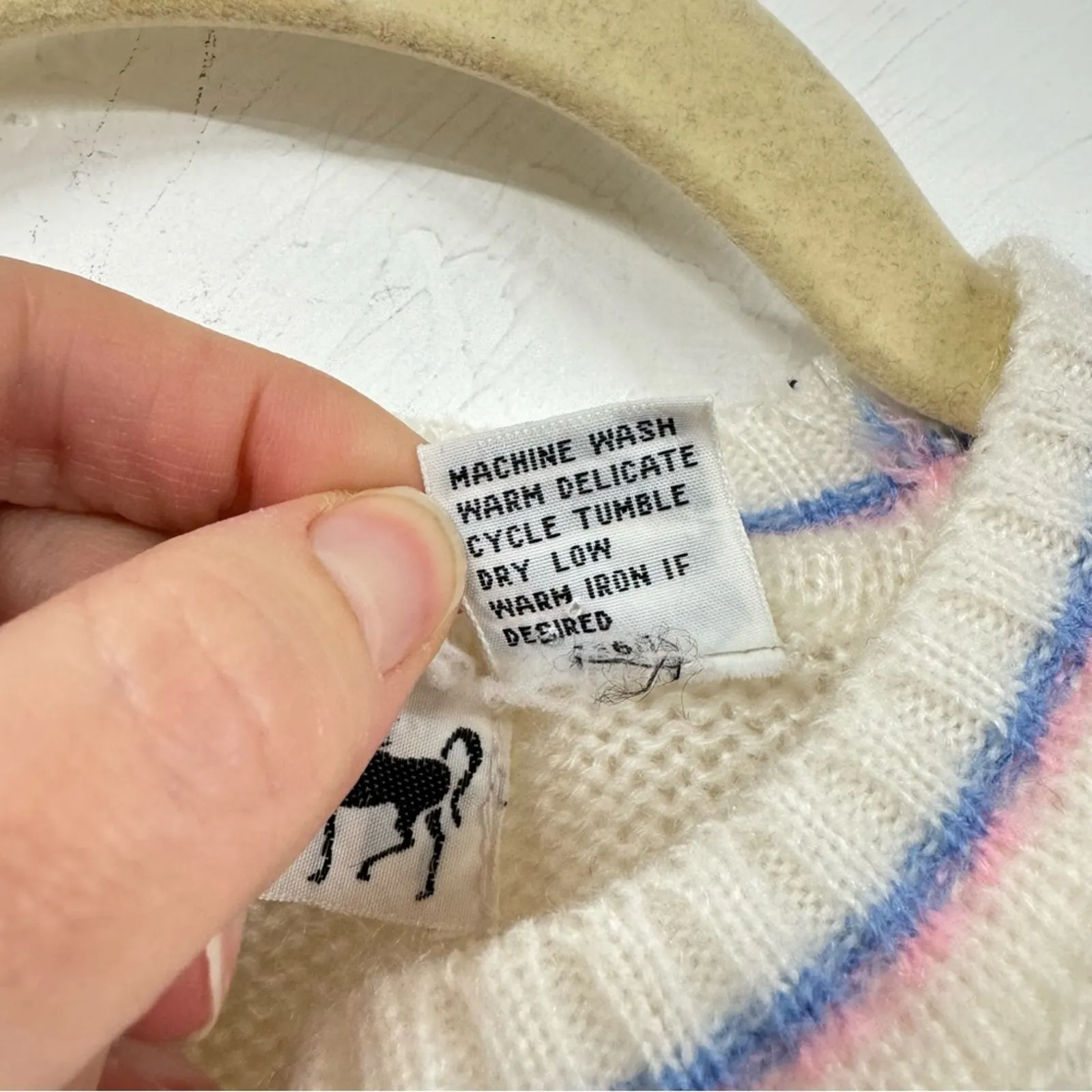 Vintage Cream Crew Neck Sweater Pink & Blue Trim Girl Core Womens M Unicorn - Image 7