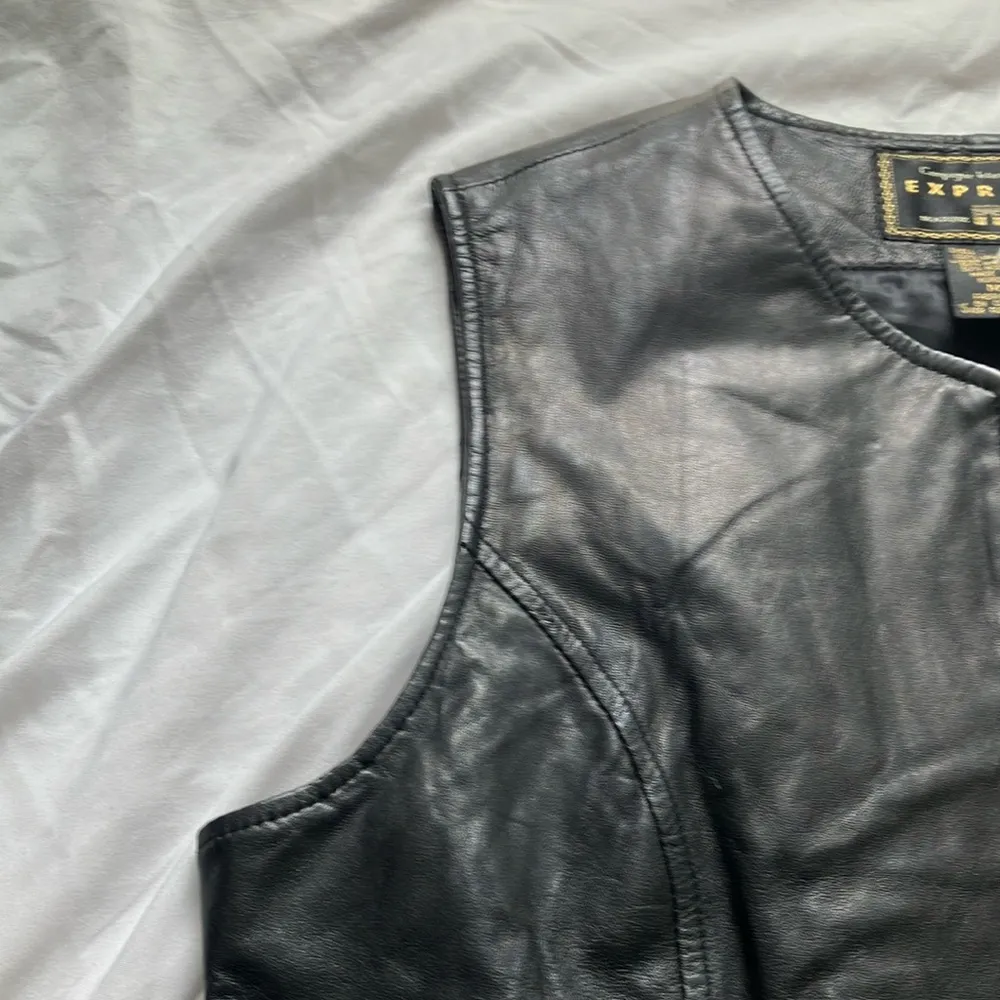 Express: Vintage Black 100% Leather Vest- M- gold tone- has wear on zippers - Image 8