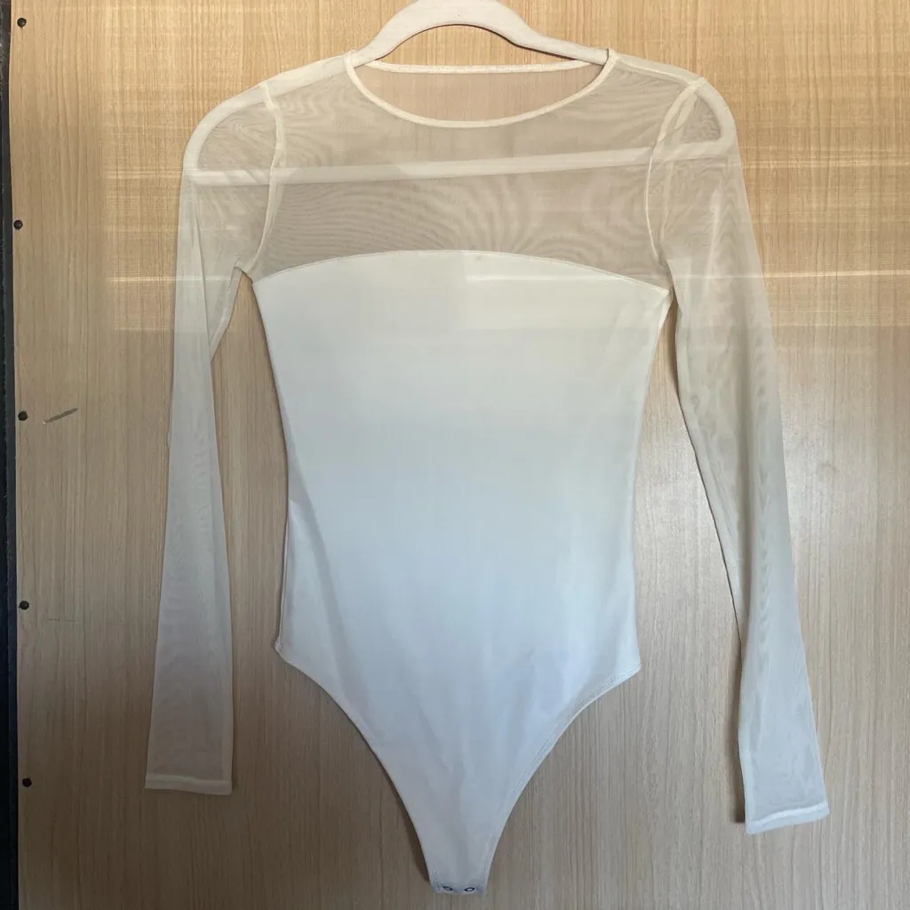 NWT Abercrombie & Fitch Long-Sleeve Mesh Bodysuit - Ivory/White - M - Image 3