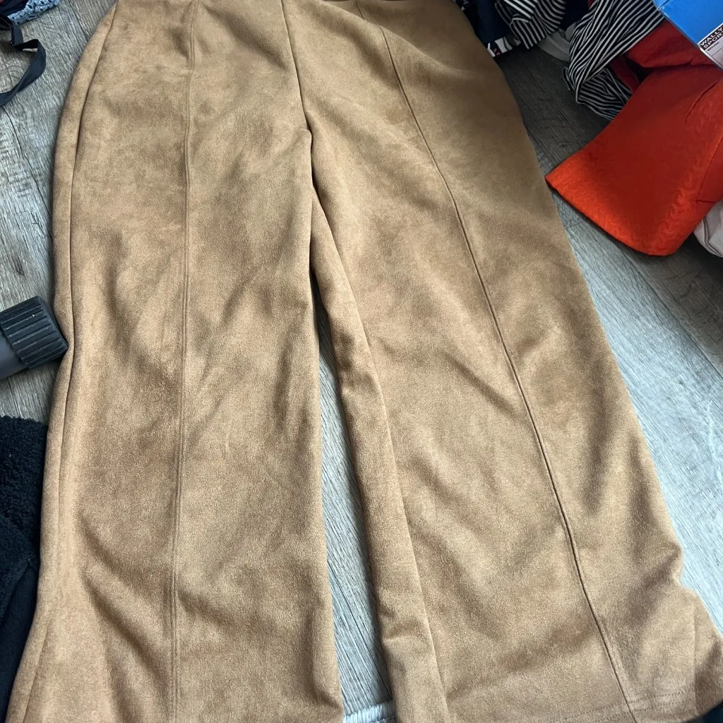 Bagatelle Suede feel cropped pants size M - Image 4