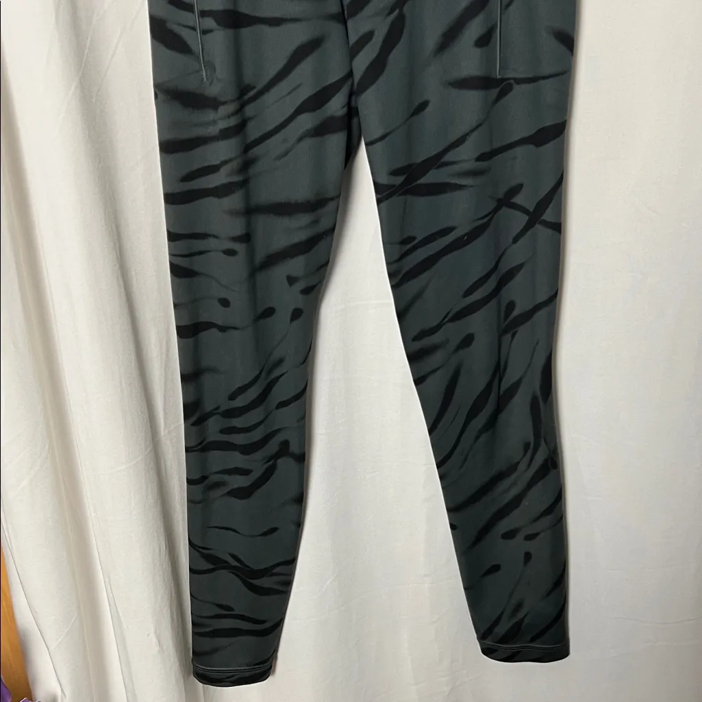 Athleta Salutation Stash Pocket II Animal Print 7/8 Tight Size XXS - Image 4