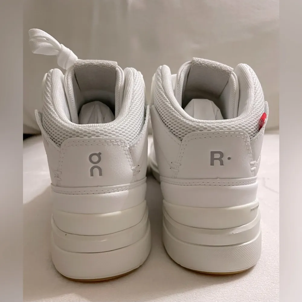 New in box On Cloud Women The Roger Clubhouse Mid White Sand Size 7 - Image 12