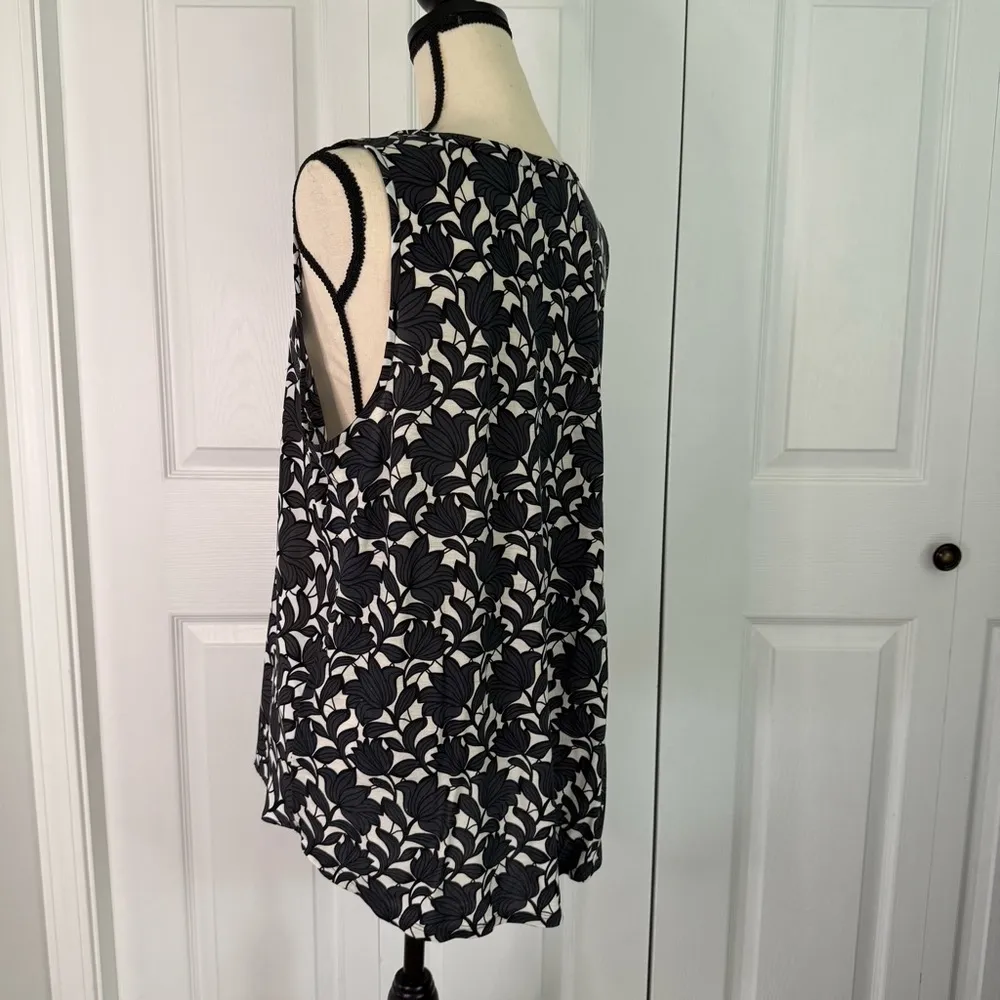 Ann Taylor LOFT Black & White Floral Flowy Sleeveless Blouse‎ size L 100% Rayon - Image 6