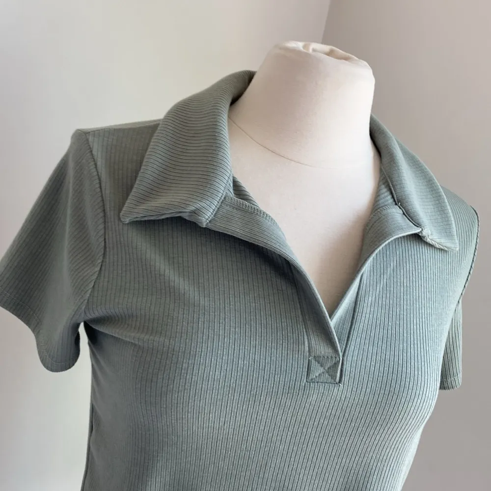 BP Cropped Baby Tee Polo Womens Sz Large Green Ribbed Stretch Cap Sleeve Y2K - Image 2