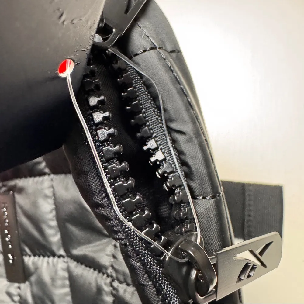 Reebok Trendy Fashionable Lightweight Black Fanny Pack Case Sz 1.6 L NWT - Image 5