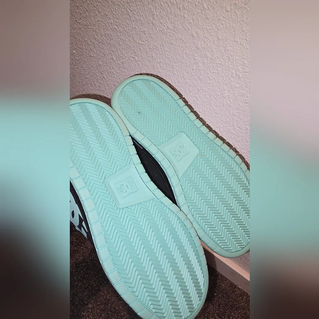 DC Women's Black and Teal Sneakers Size 8 - Image 6