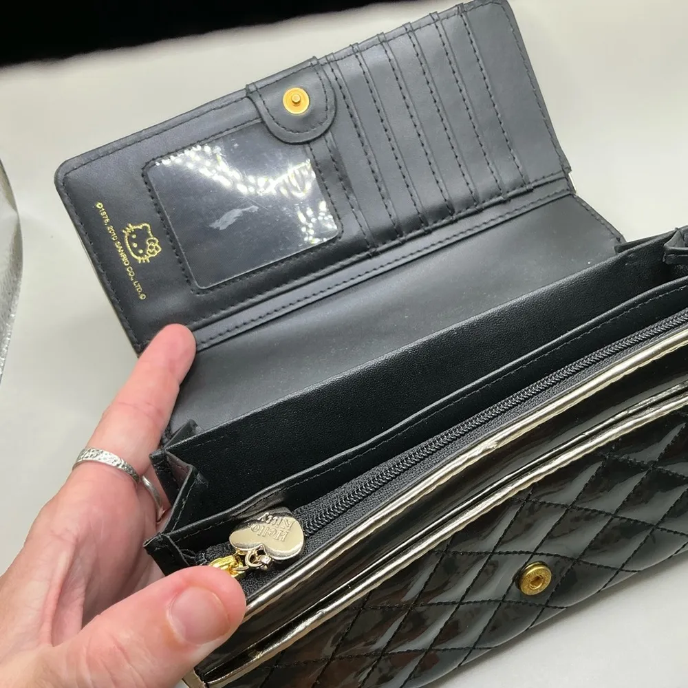 A Rare Vintage Faux Patent Leather Sanrio 2010 Hello Kitty Black Snap Wallet - Image 3
