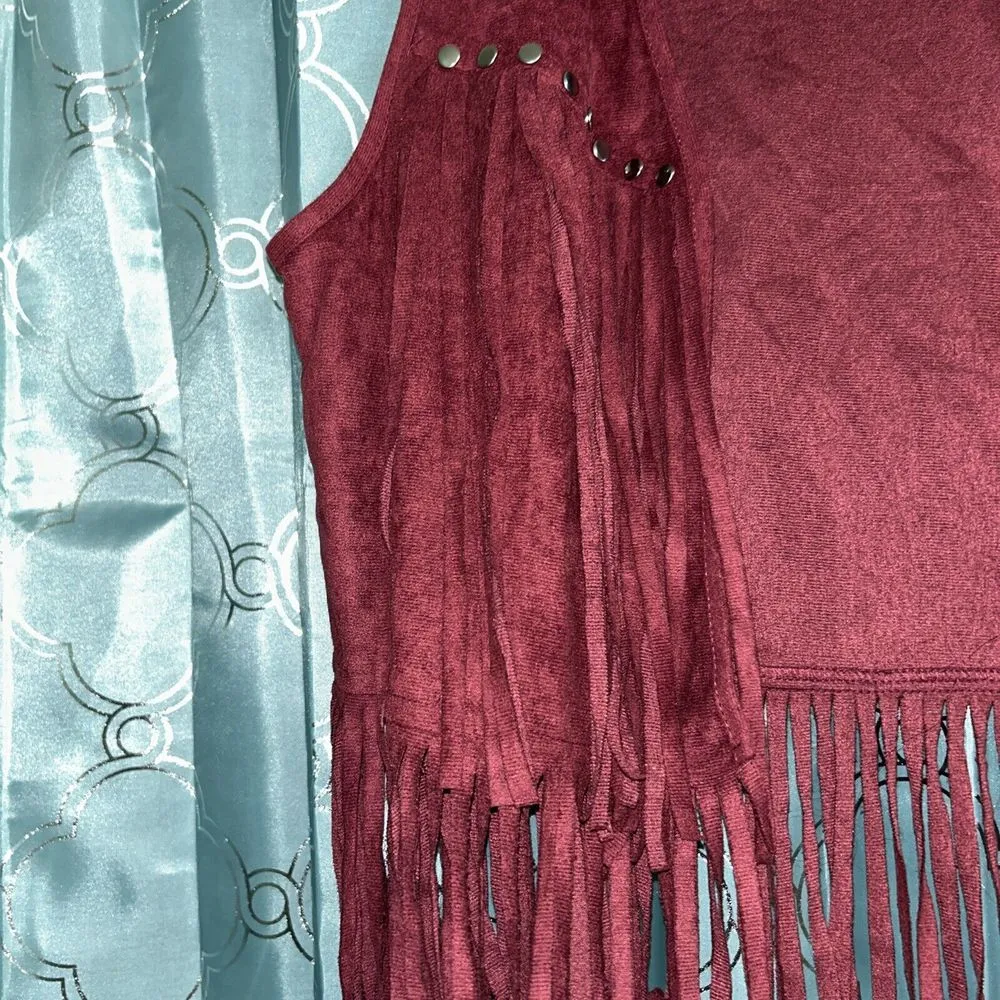 Meaveor Faux Suede Fringe Short Vest. EUC. Size Medium. Burgundy - Image 2