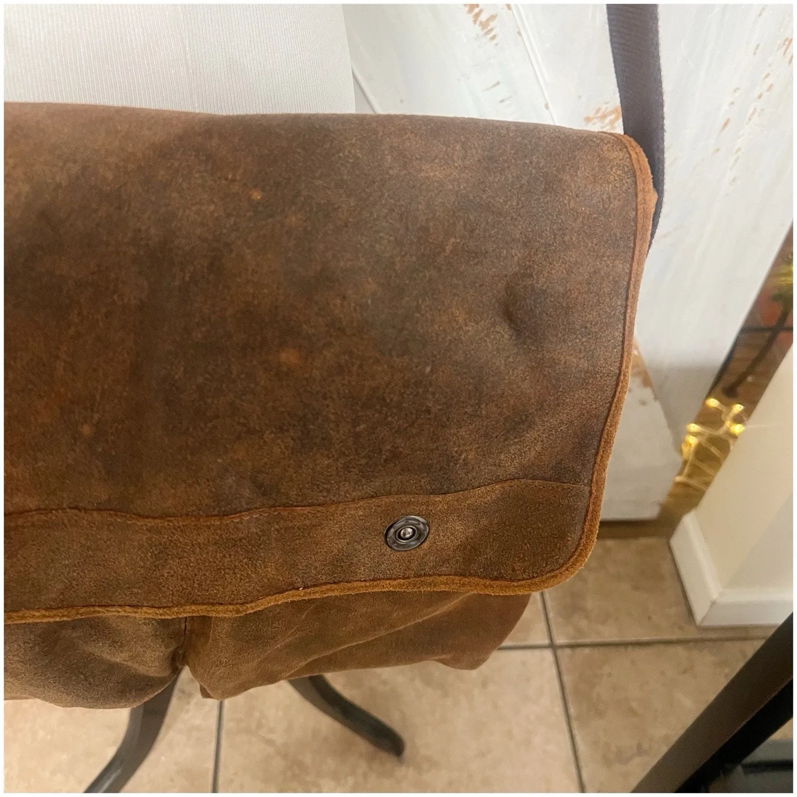 Wilson’s Leather Genuine Leather Messenger Back Large Brown Snap Button - Image 2