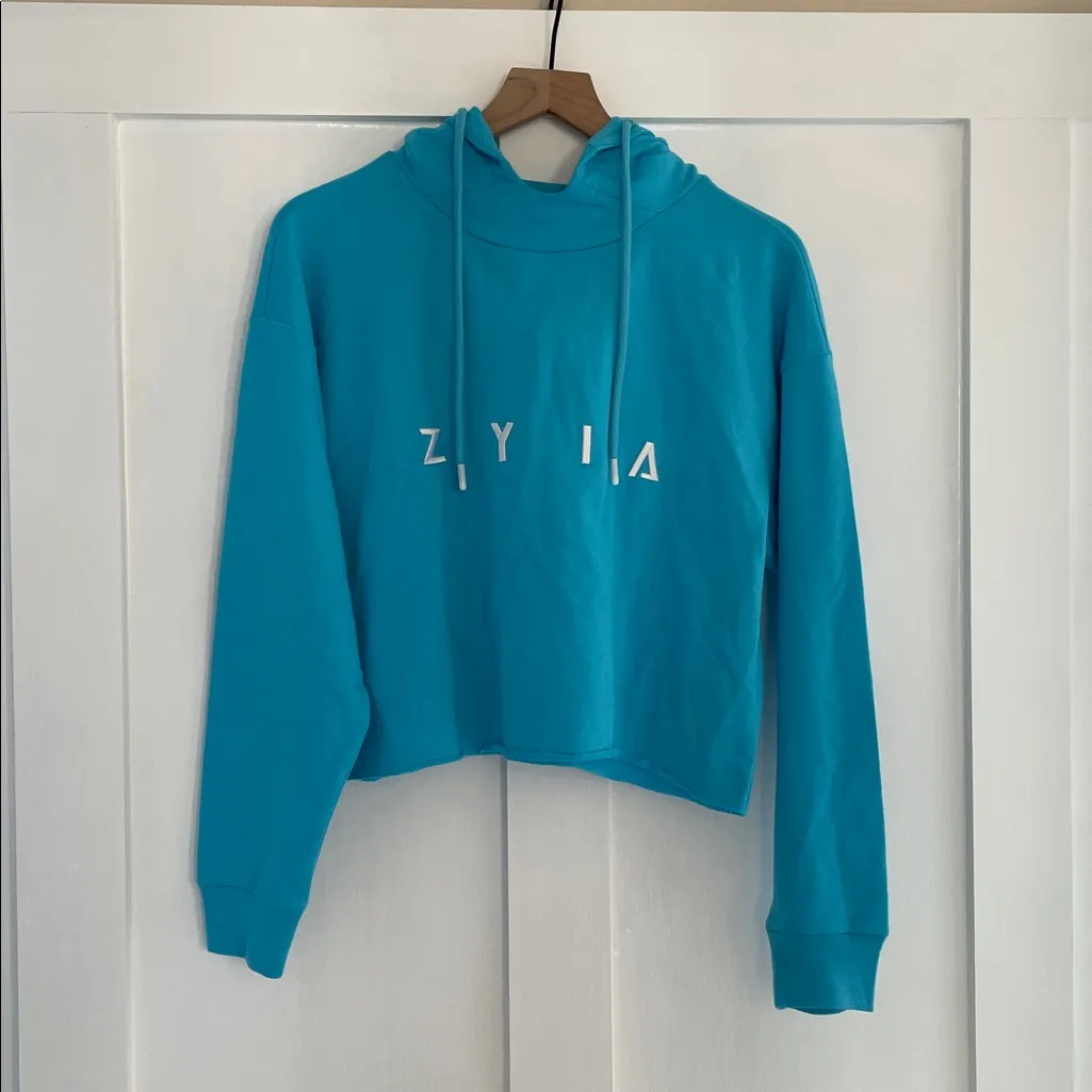 ZYIA Active Raw Edge Crop Hoodie Embroidered Logo in Sky Blue Size M NWT - Image 2