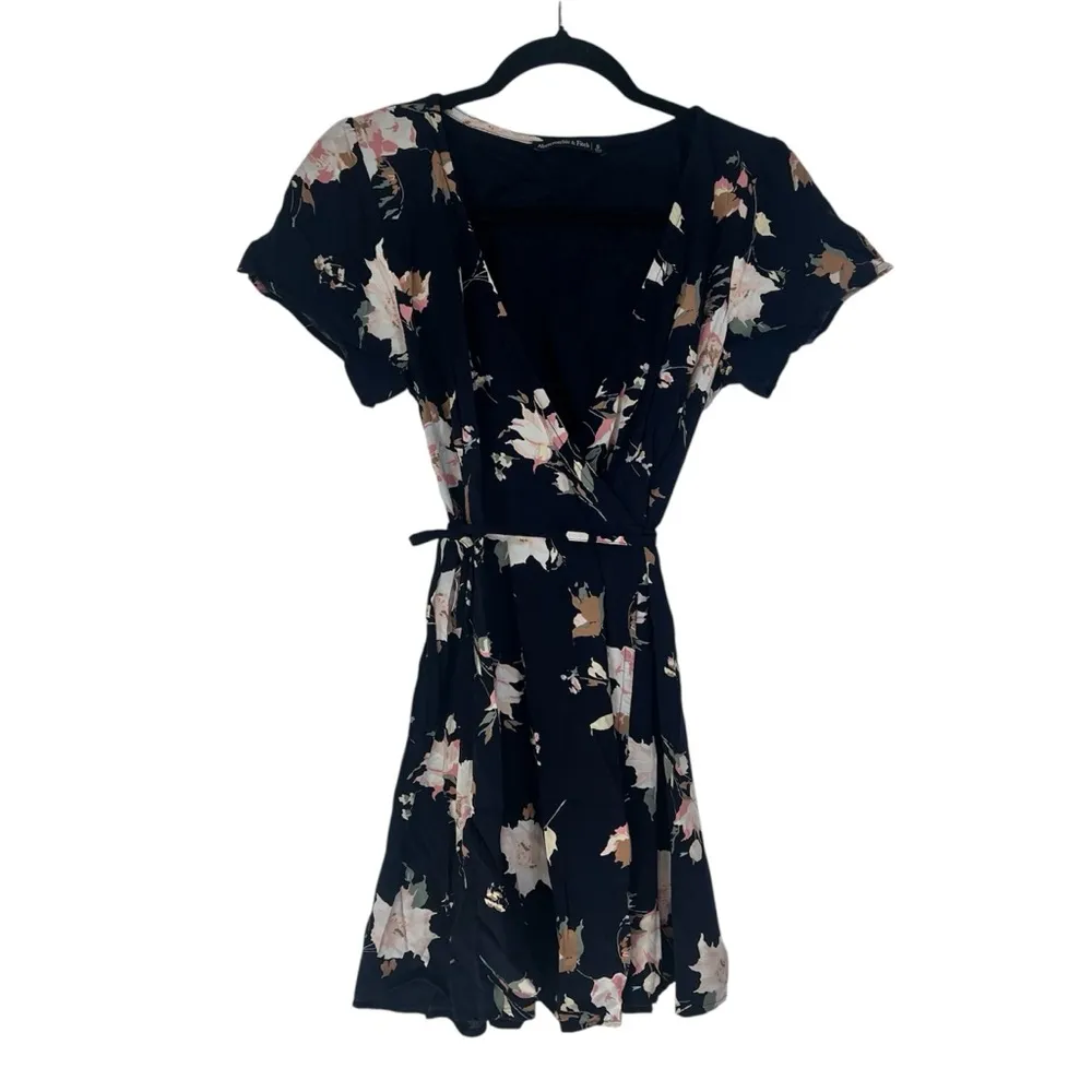 Abercrombie & Fitch Mini Wrap Dress Size Small Navy Blue Floral Deep V-Neck - Image 3