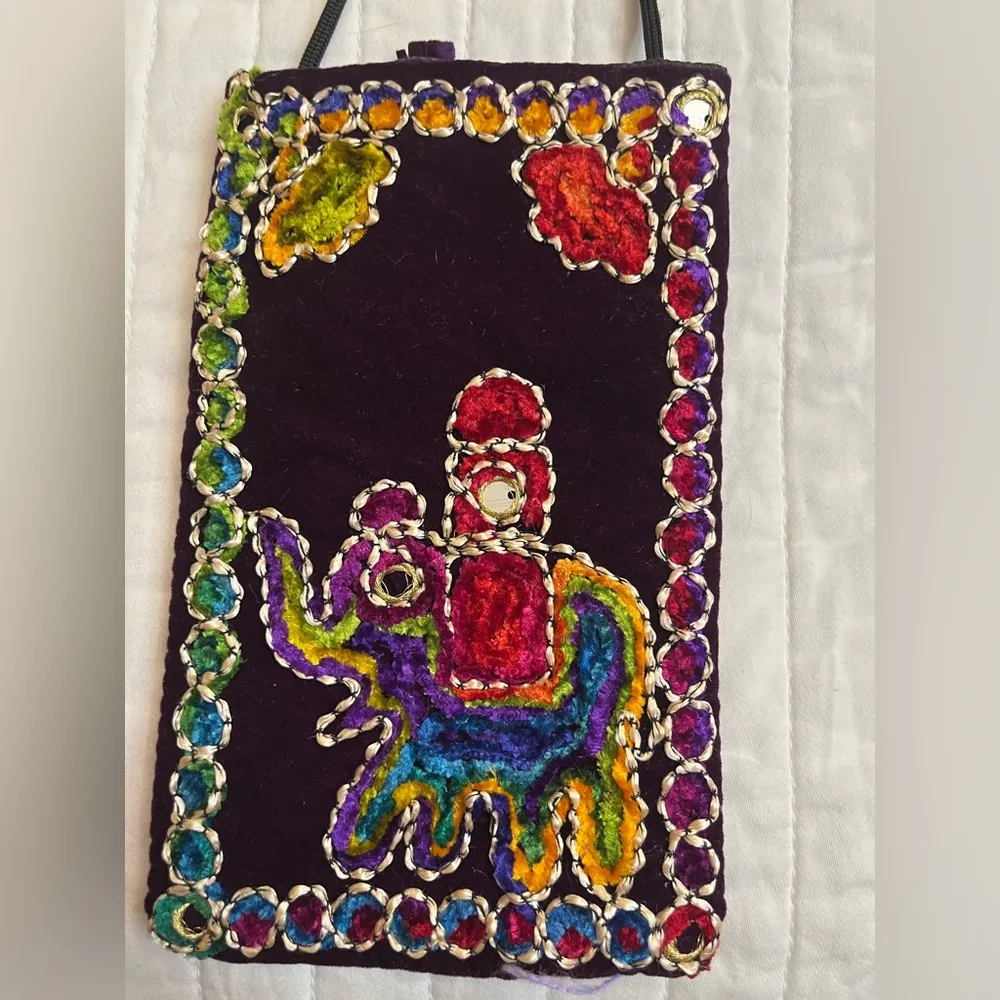 Handmade embroidered small elephant purse - Image 2