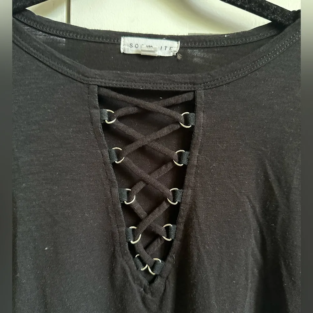 Black t-shirt with tie detail - Image 4