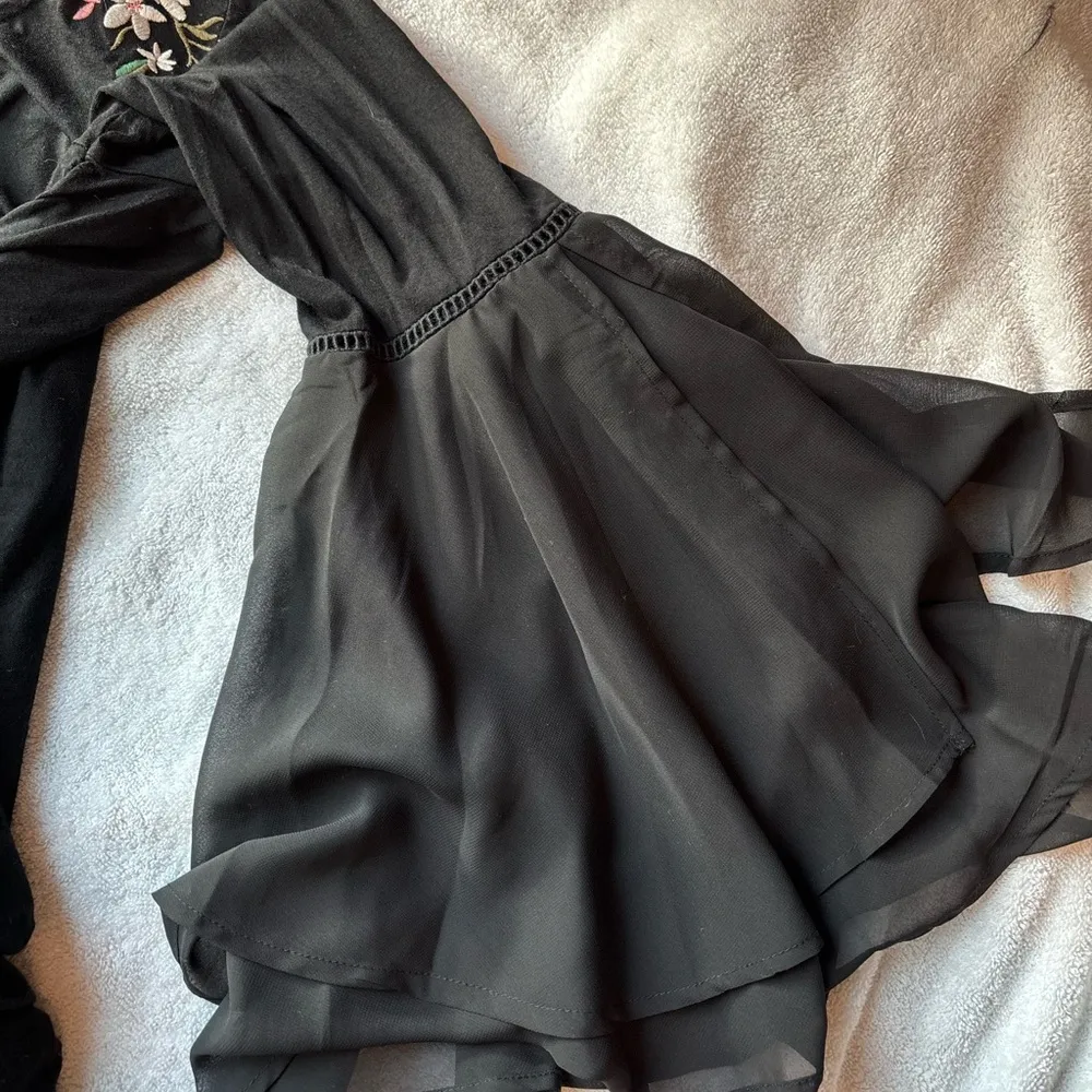 Cable & Gauge Long Sleeve Top top with floral embroidery and bell sheer sleeves - Image 7