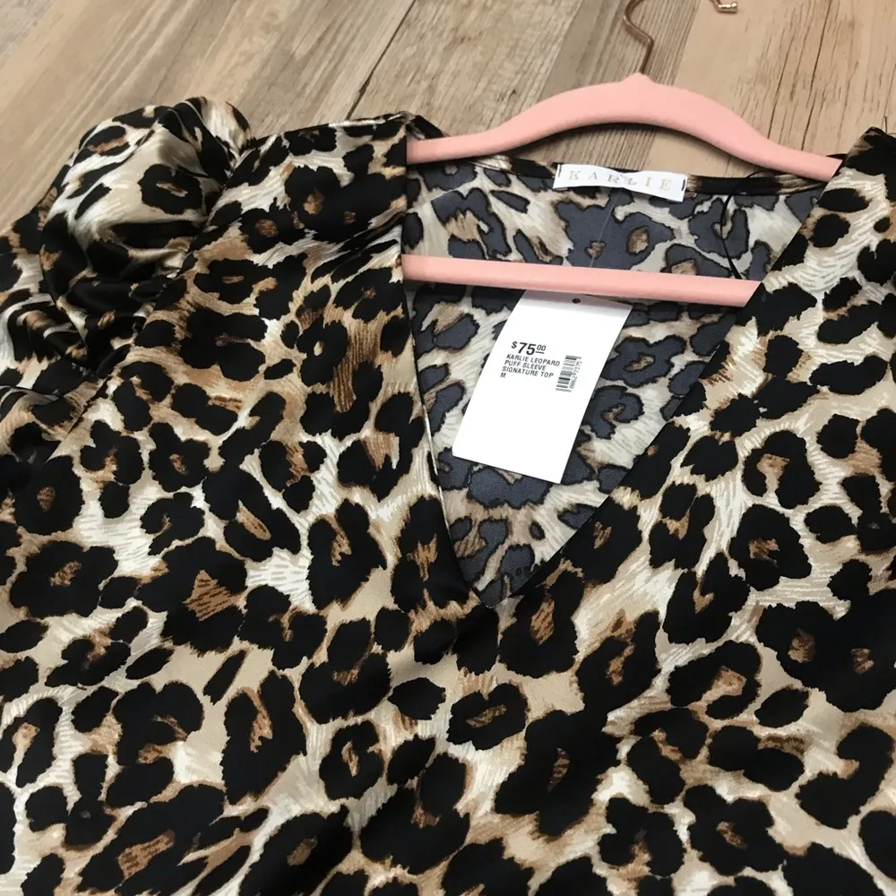 NWT KARLIE V-NECK PUFF SLEEVE leopard/ cheetah Blouse sz Medium - Image 7
