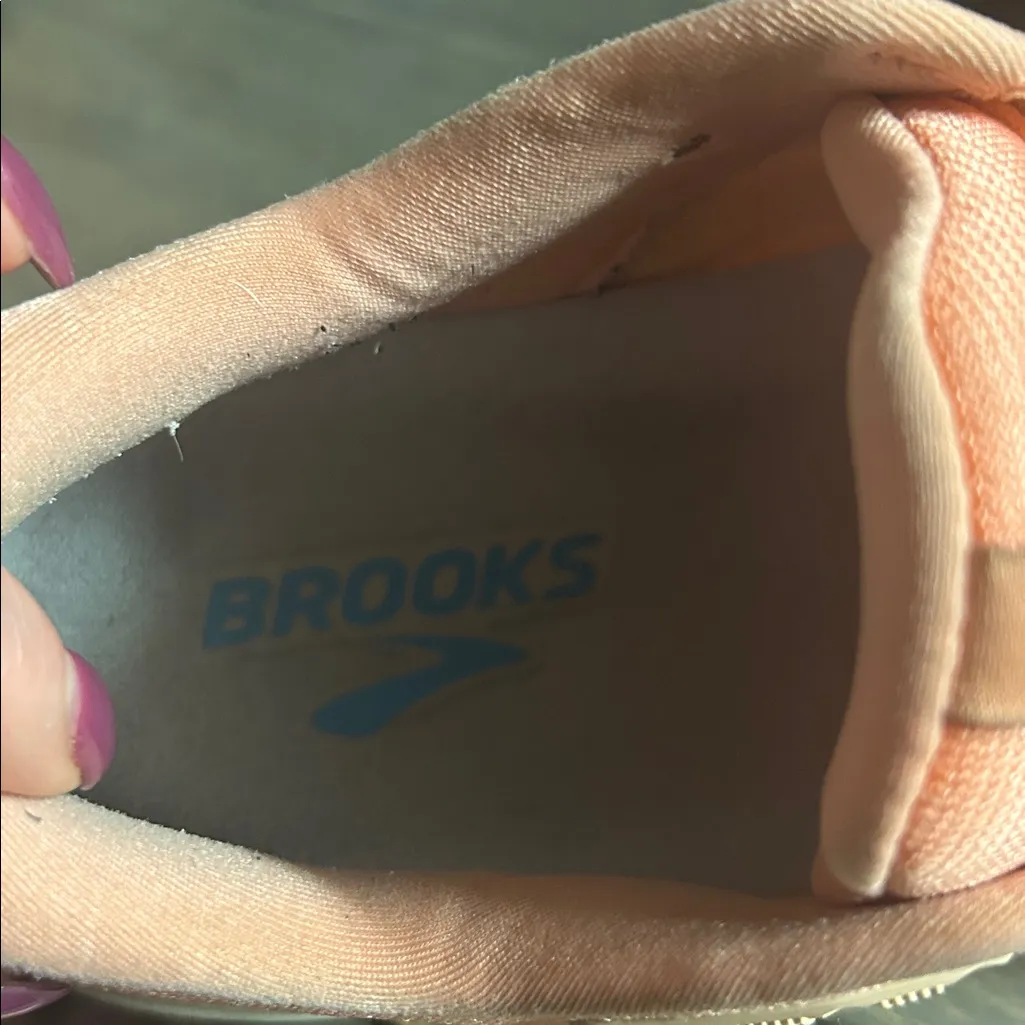 Brooks Ghost Max running shoes in a Papaya/Apricot/Blue Women’s 9B - Image 7