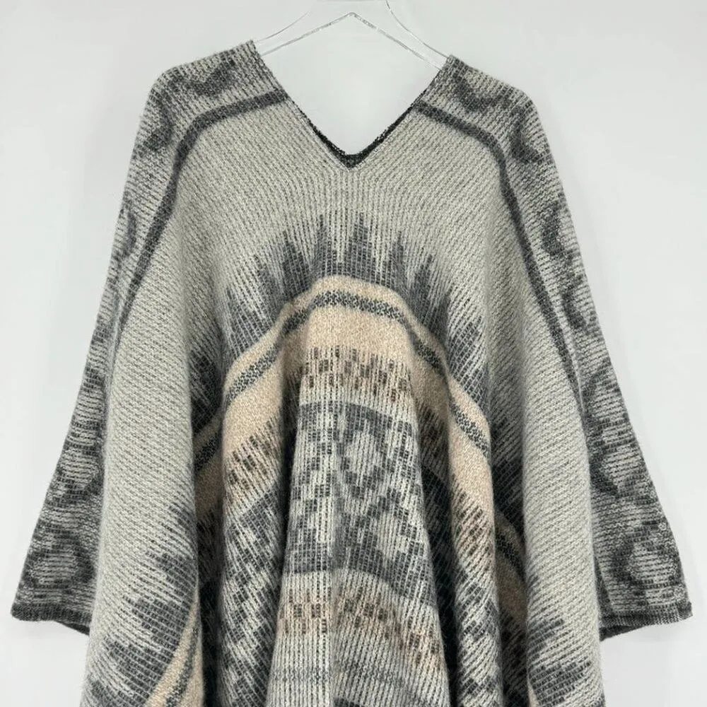 Alpaca wool blend fringe poncho southwestern Aztec print gray tan made in Peru Size undefined - Image 2