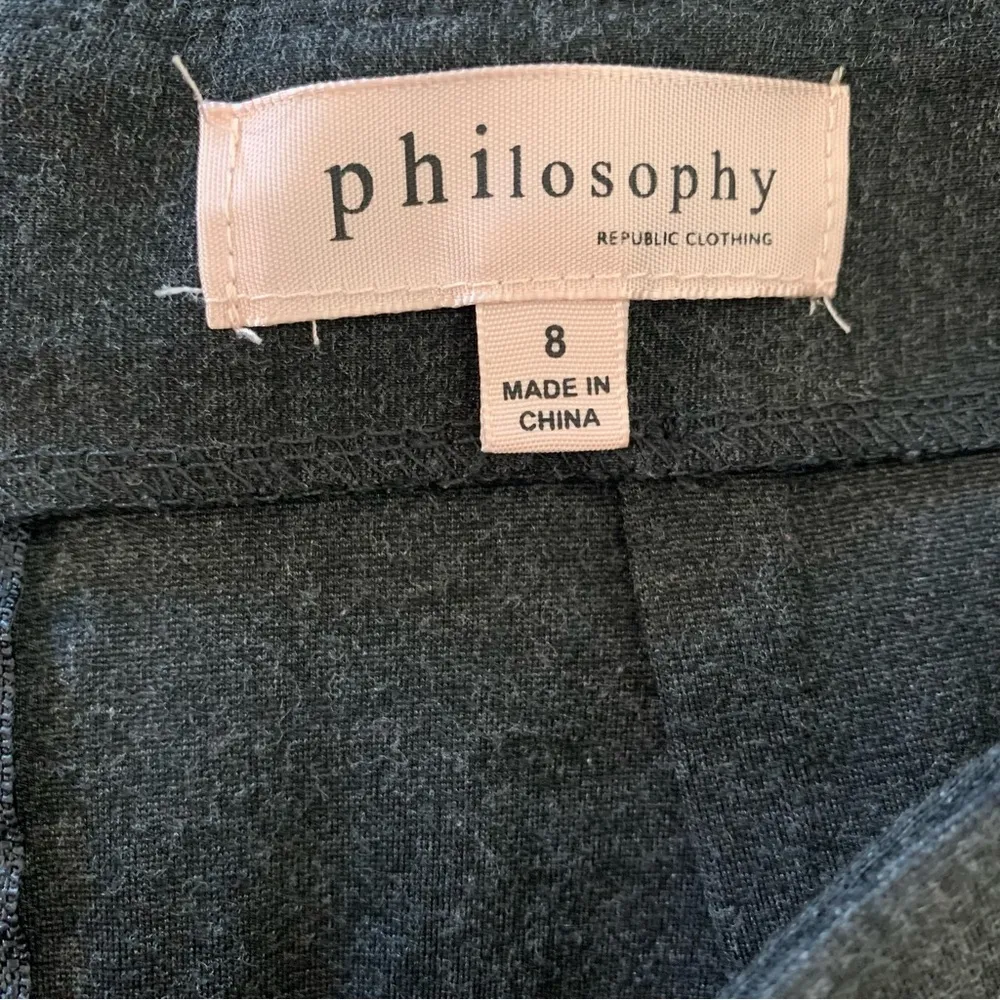 PHILOSOPHY women's size 8 grey pencil skirt with gold zipper in back - Image 3