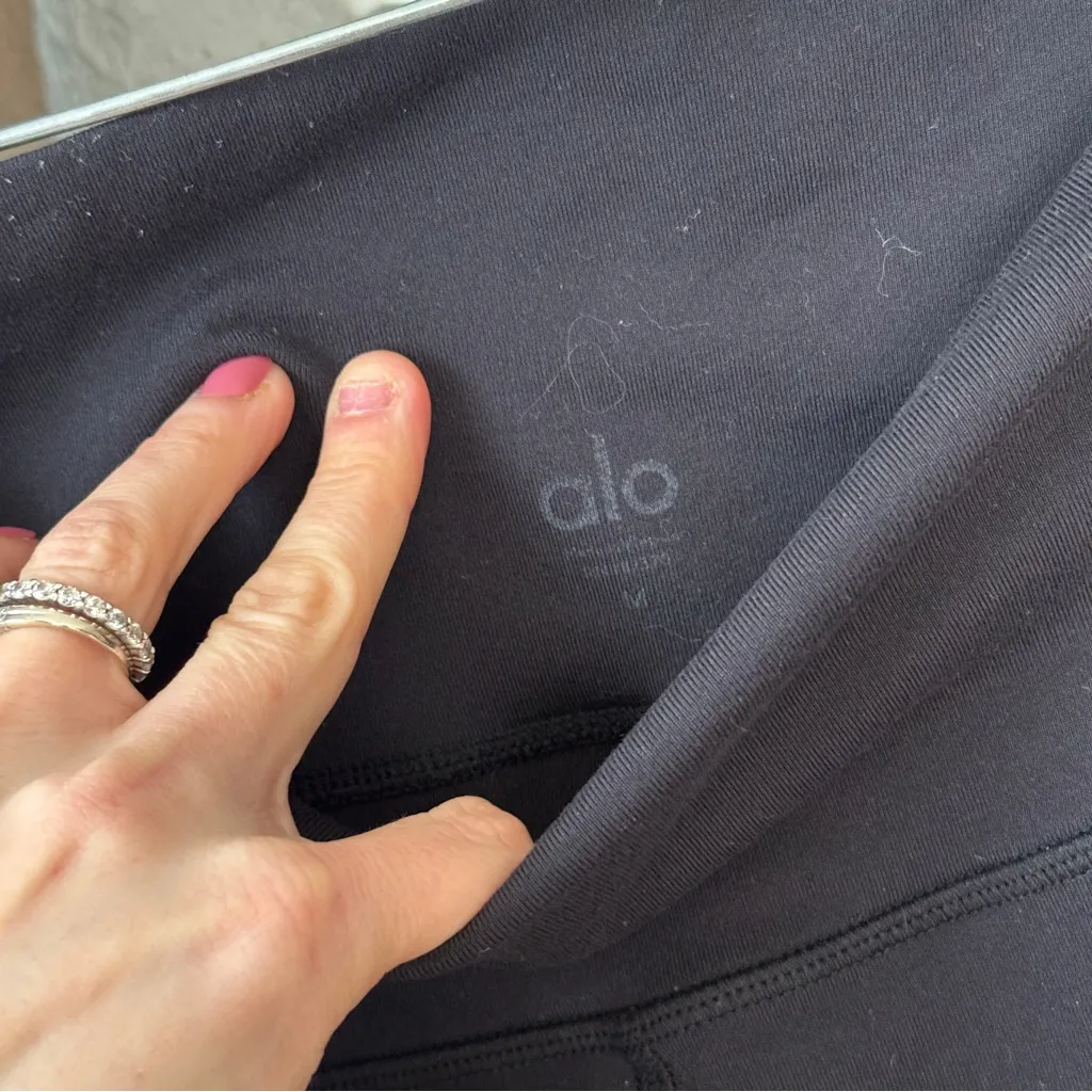 Alo Yoga Biker Shorts High rise Waist Cargo pockets Black 7” Inseam workout - Image 3