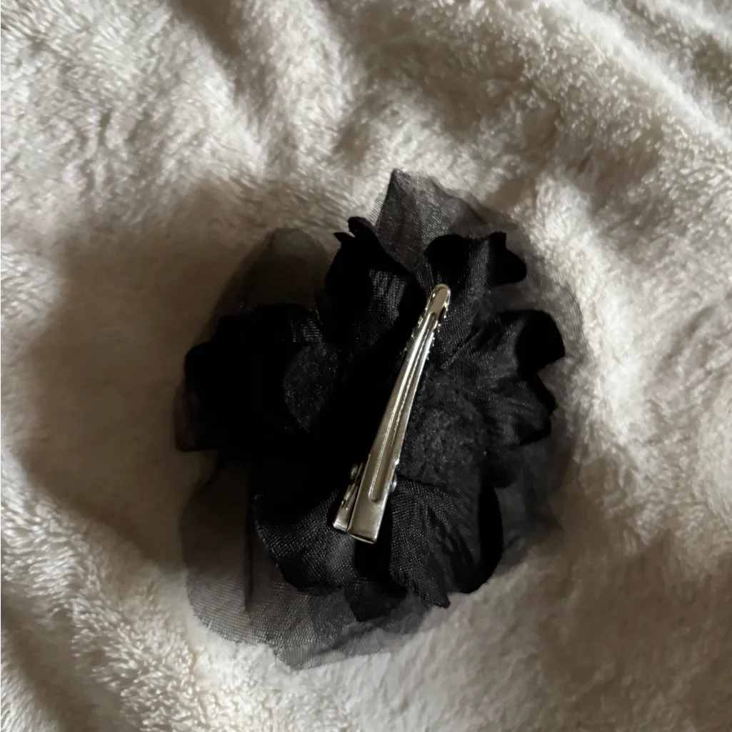 Elegant Black Floral Hair Accessory - Image 2